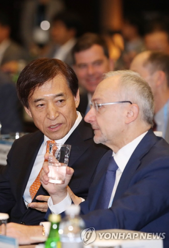 이주열 한국은행 총재가 클라우디오 보리오 국제결제은행(BIS) 통화경제국장과 3일 서울 중구 웨스틴 조선호텔에서 '글로벌 경제의 연계성: 영향과 시사점'을 주제로 열린 2019년 BOK 국제콘퍼런스에서 대화를 나누고 있다. 연합뉴스